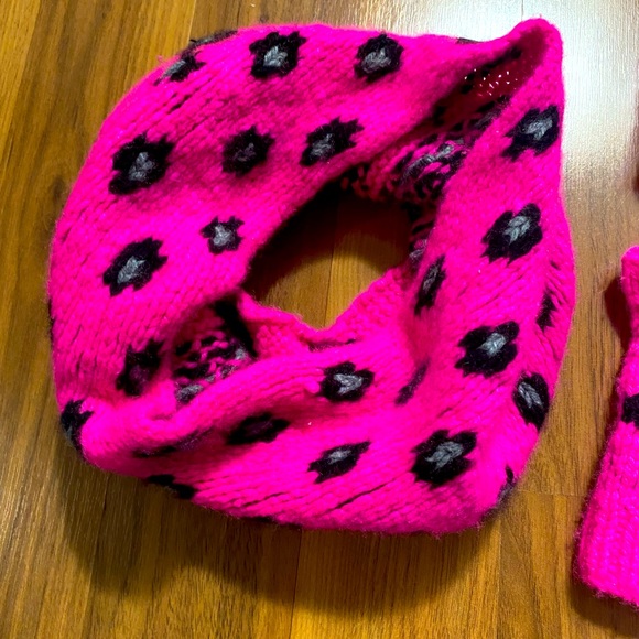 Autumn Cashmere hot pink infinity scarf and matching fingerless gloves - Picture 3 of 4